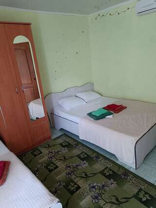 Гостиница У Петровича Приморский Трехместный номер с балконом-2